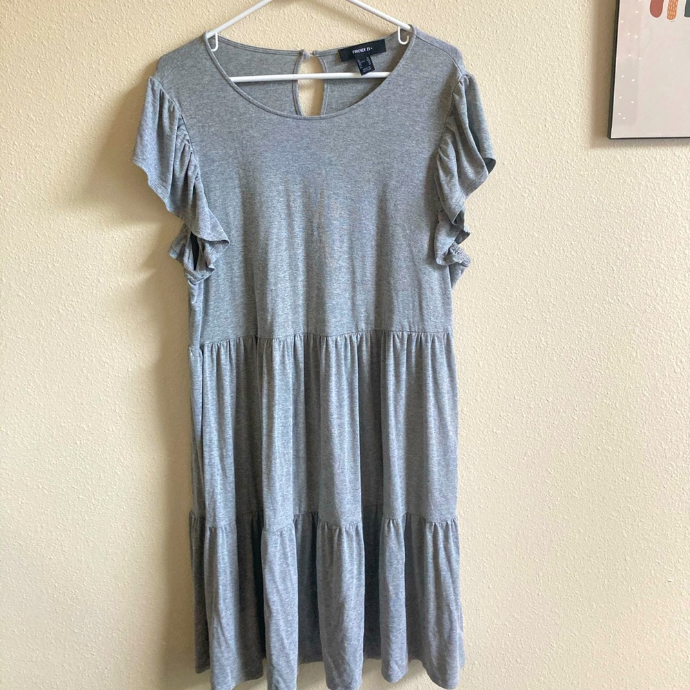 ⭐️3/$30⭐️F21 Tiered Flutter Sleeve Dress